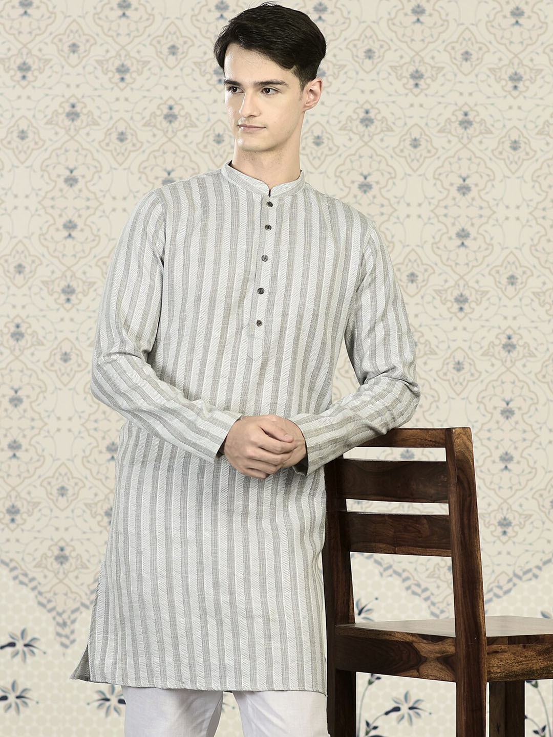 

Ode by House of Pataudi White Regular Kurta with Pyjamas, Silver