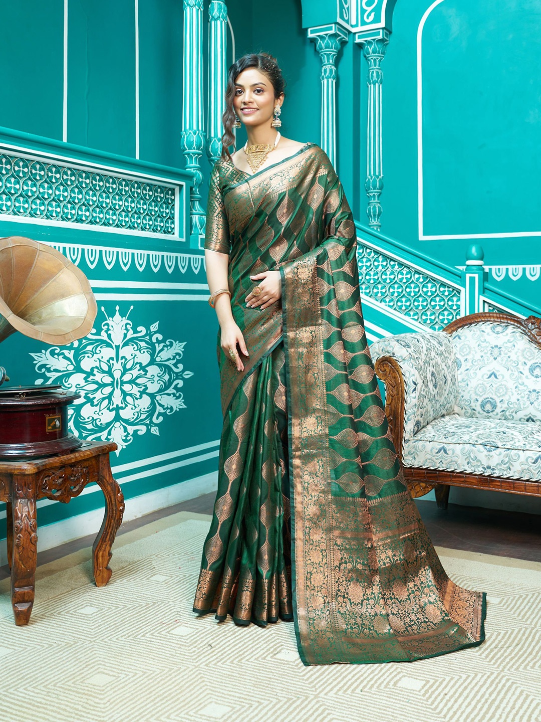 

MORLY Ethnic Motifs Woven Design Zari Kanjeevaram Saree, Green