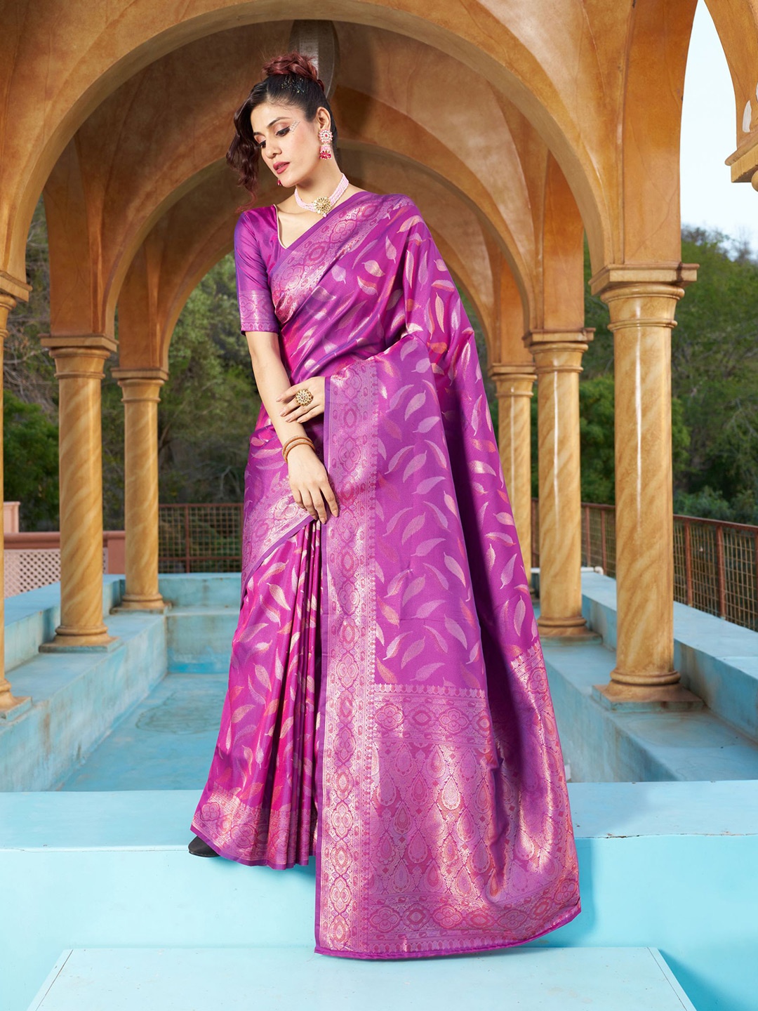 

MORLY Ethnic Motifs Woven Design Zari Kanjeevaram Saree, Purple