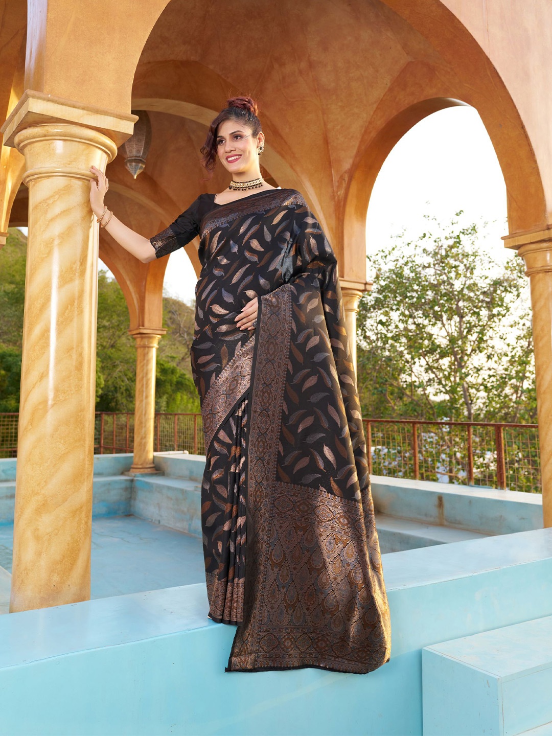 

MORLY Ethnic Motifs Woven Design Zari Kanjeevaram Saree, Black