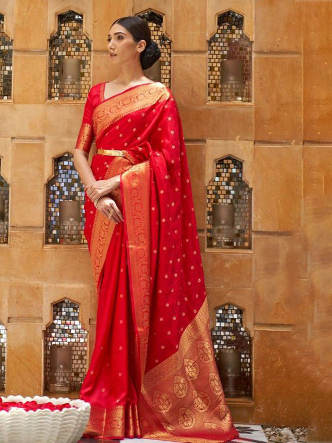 

MORLY Ethnic Motifs Woven Design Zari Kanjeevaram Saree, Red