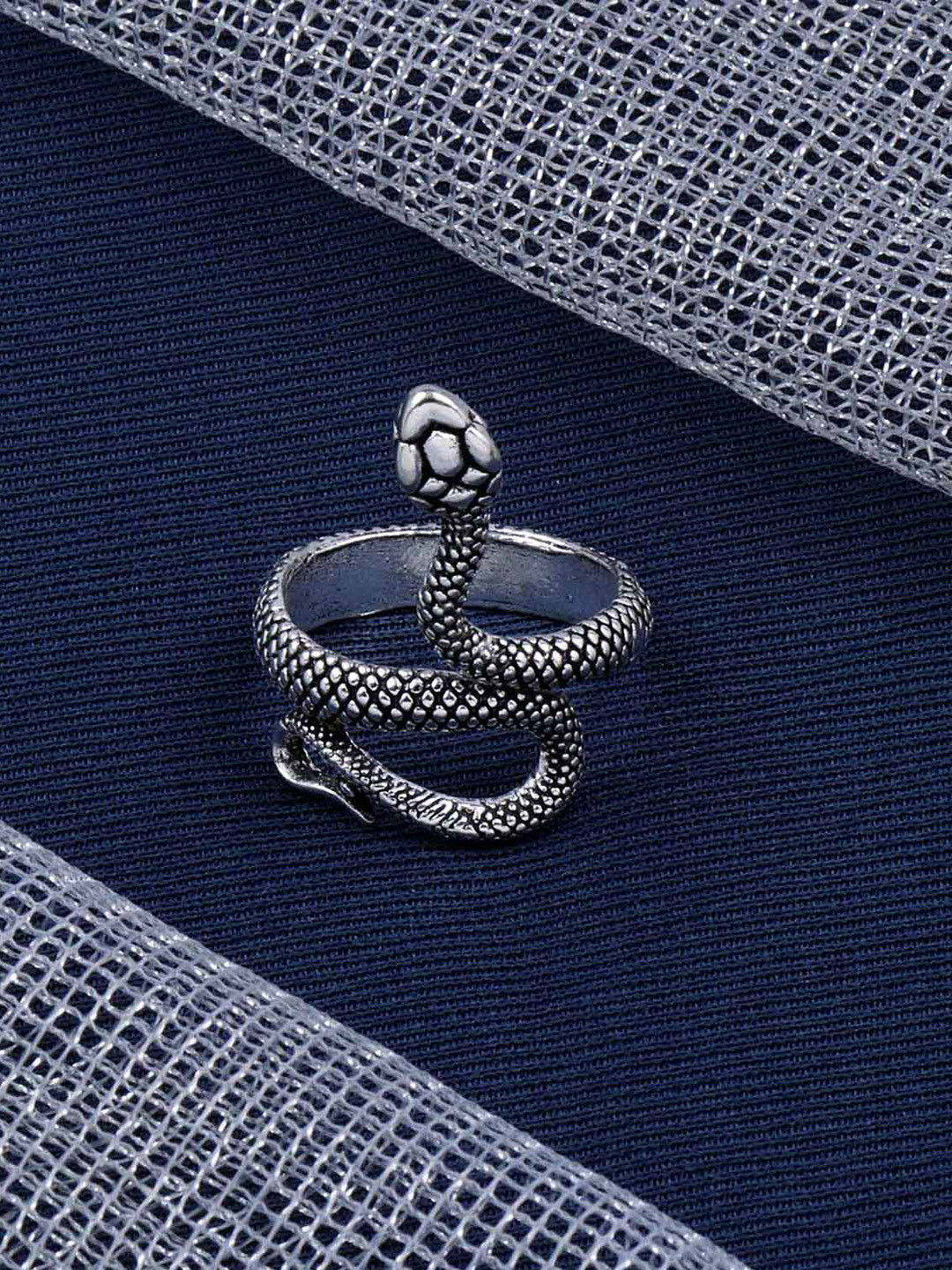 

Silver Shine Silver-Plated Snake-Shaped Finger Ring