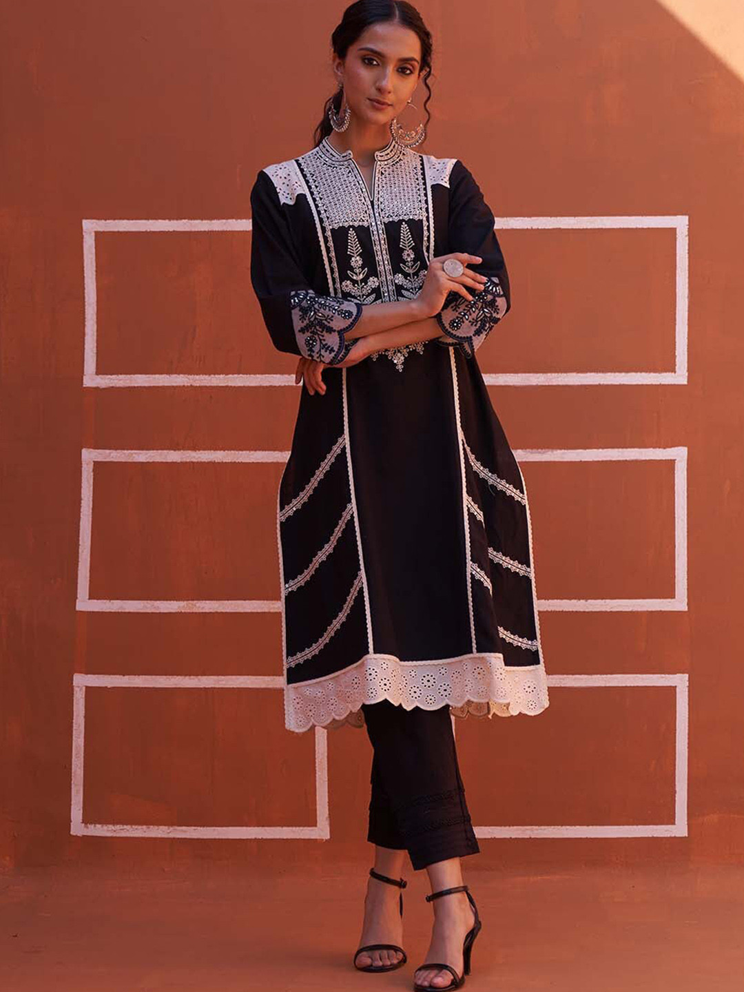

Lakshita Ethnic Motifs Embroidered Mandarin Collar Kurta, Black