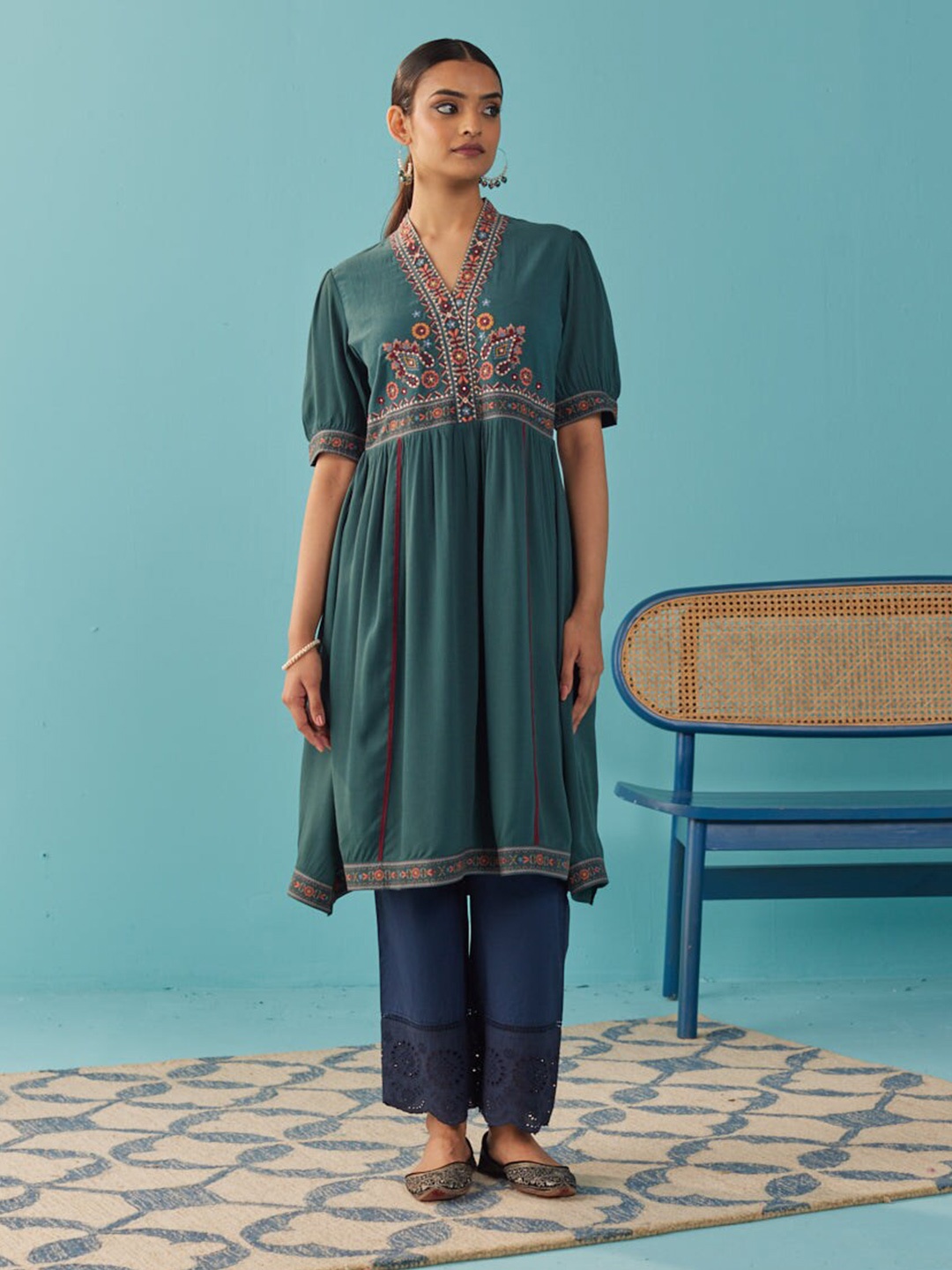 

Lakshita V-Neck Floral Embroidered Sequinned Kurta, Green