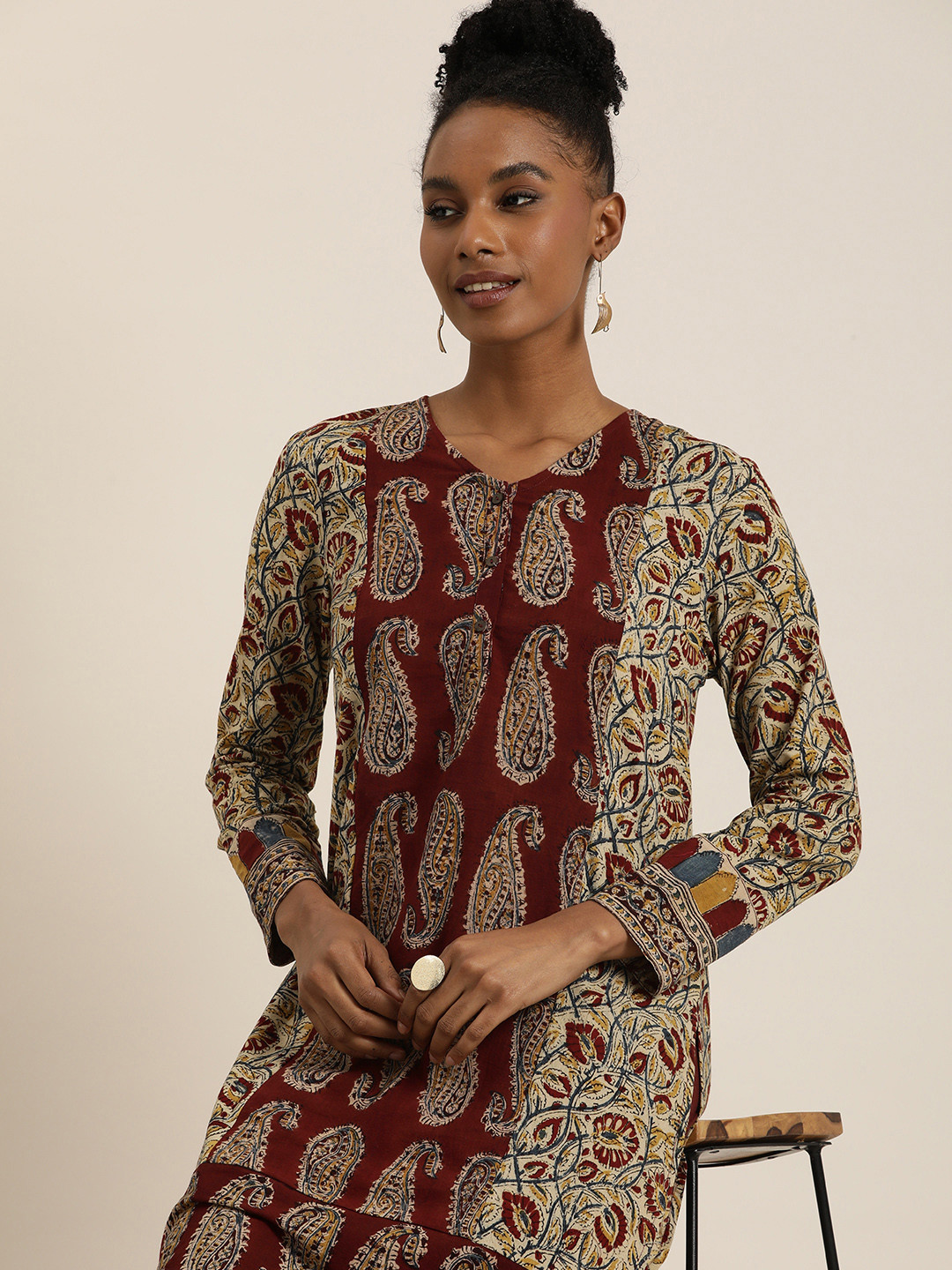 

Taavi Women Kalamkari Ethnic Motifs Printed Kurta with Trousers, Maroon