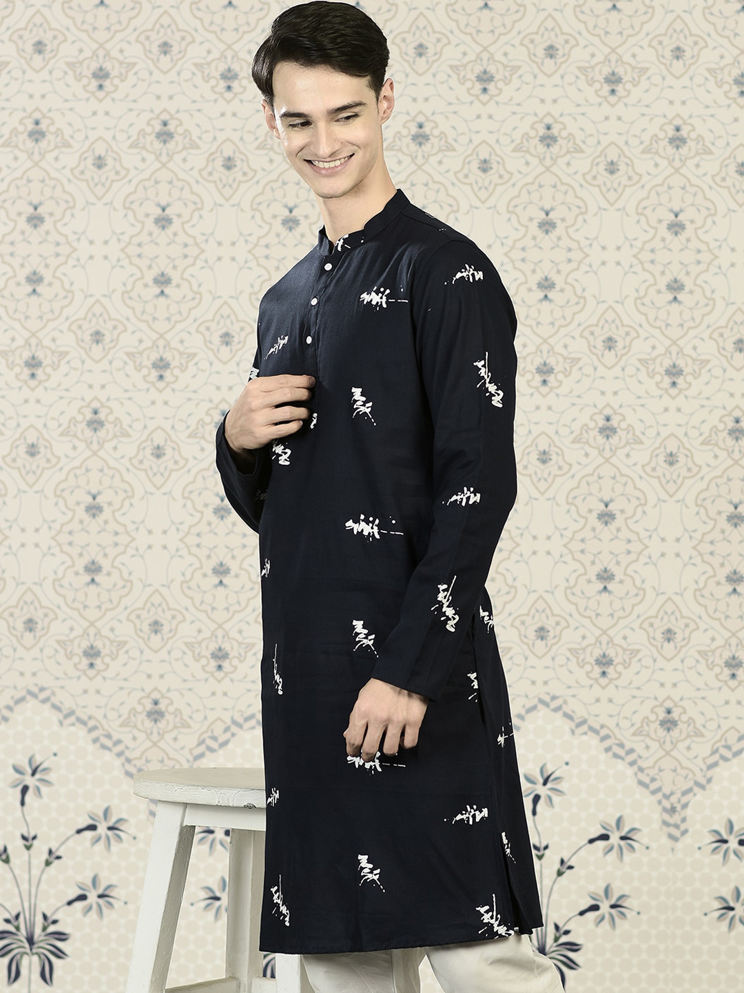 

Ode by House of Pataudi Navy Blue & White Abstract Printed Straight Kurta