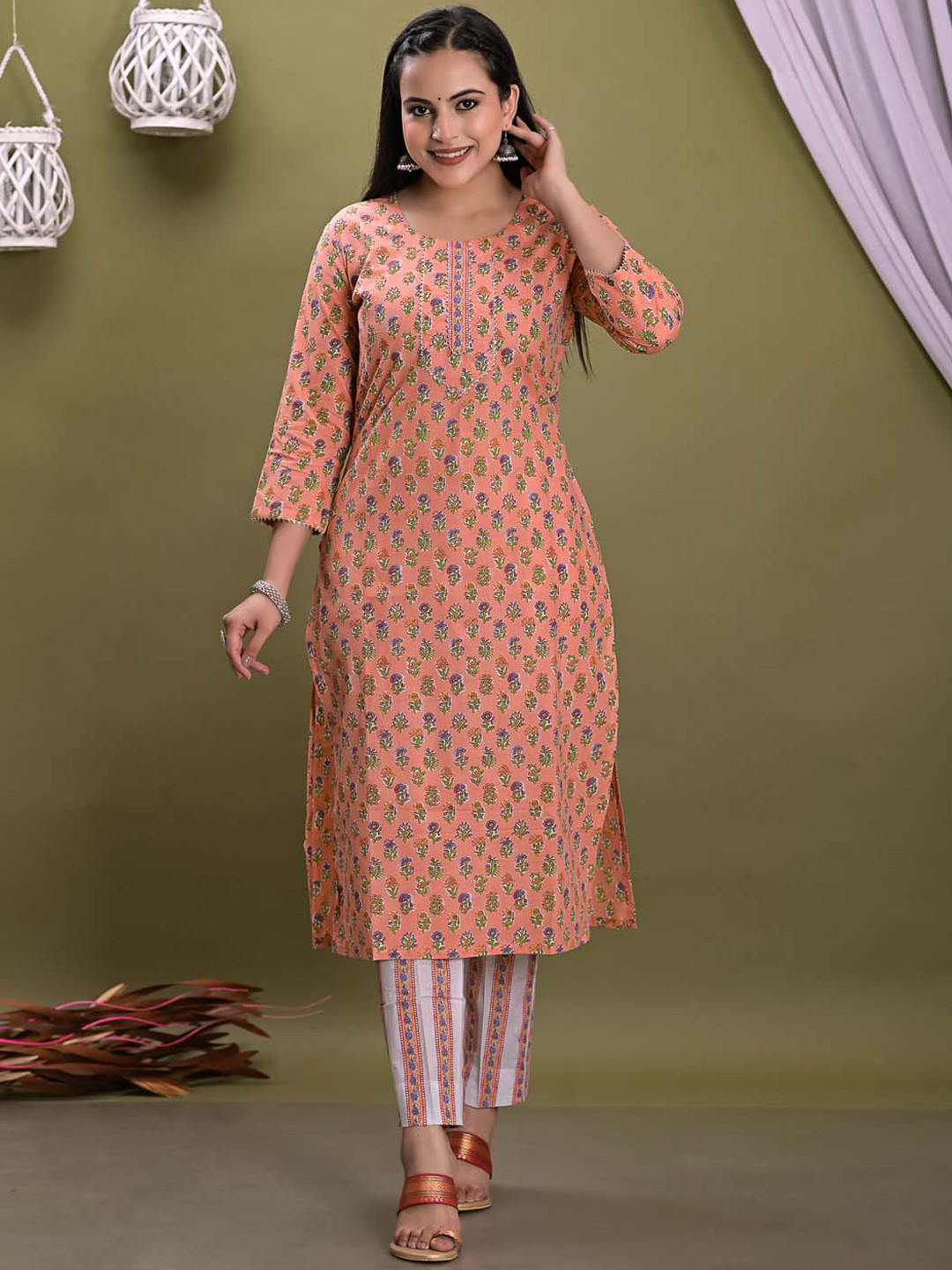 

Meena Bazaar Floral Printed Straight Kurta With Trousers, Peach