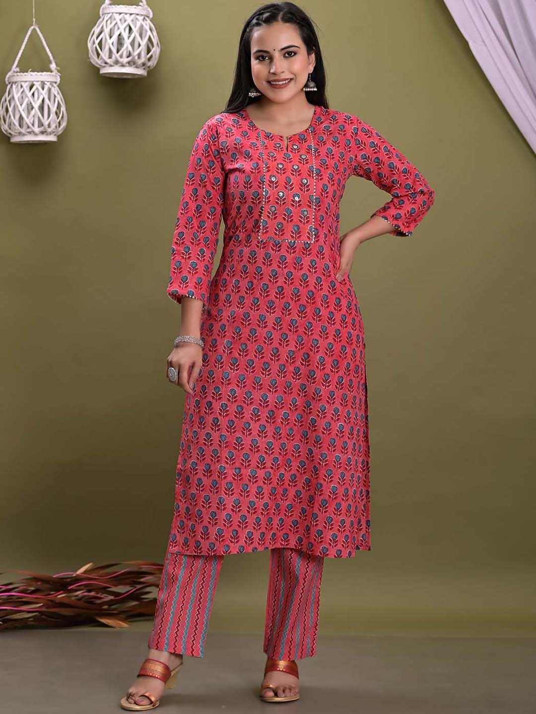 

Meena Bazaar Women Floral Printed Gotta Patti Kurta With Trousers, Pink