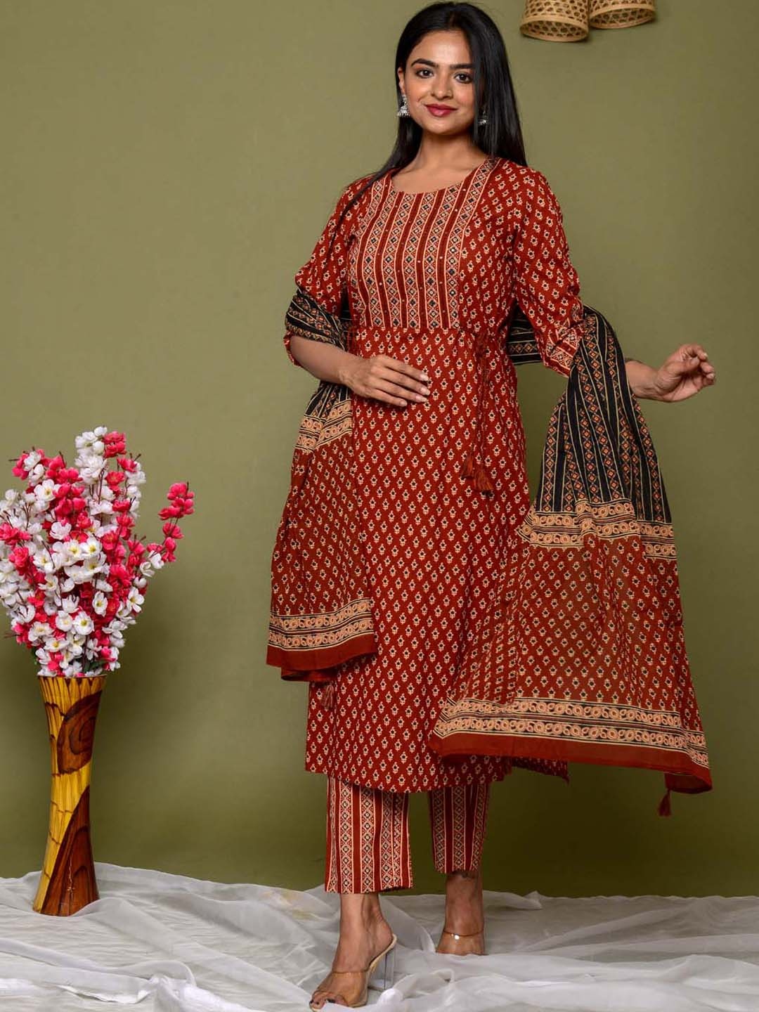 

Meena Bazaar Floral Printed Sequined Kurta With Trousers & Dupatta, Maroon