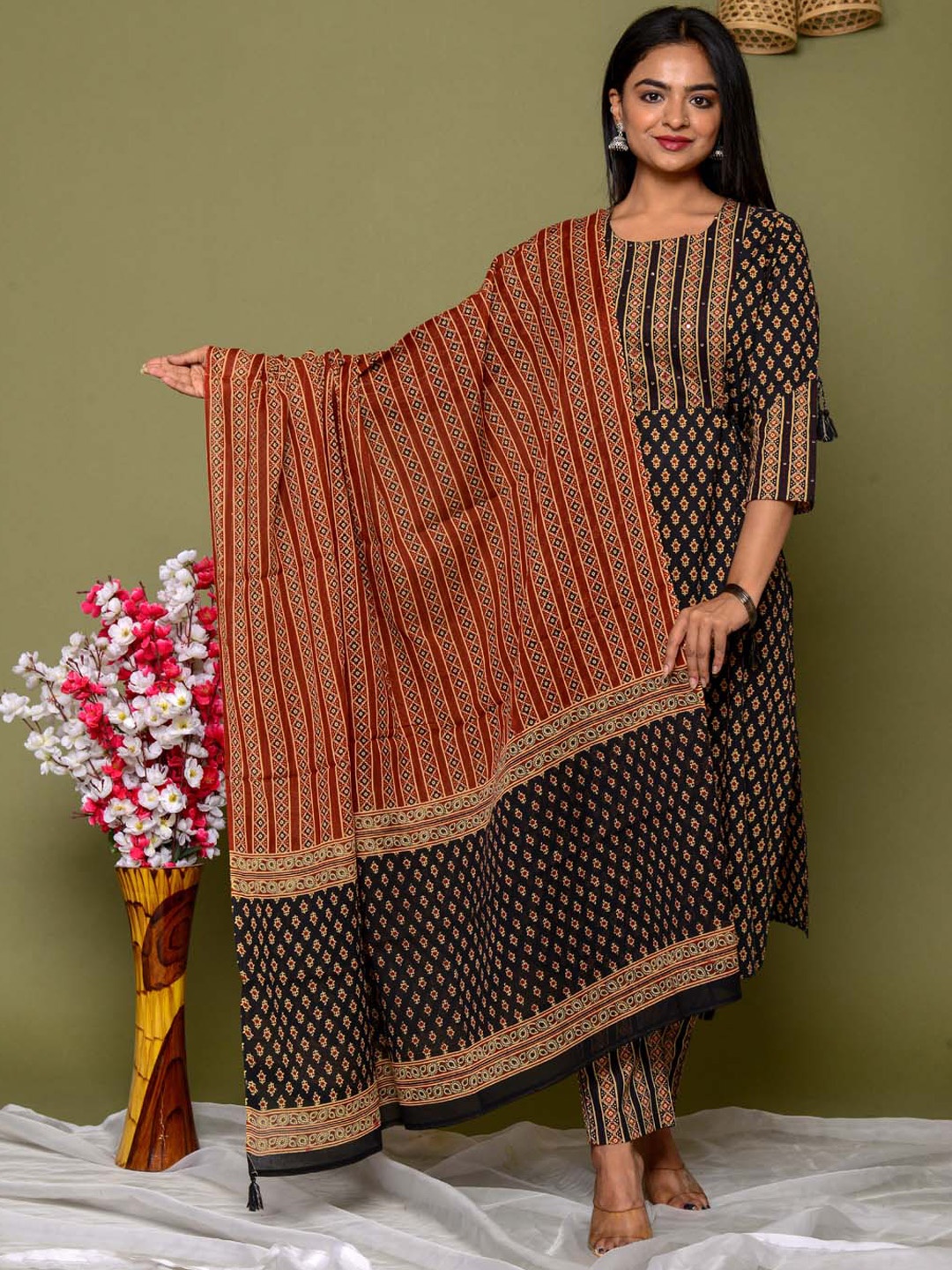 

Meena Bazaar Ethnic Motifs Printed Kurta With Trousers & Dupatta, Black