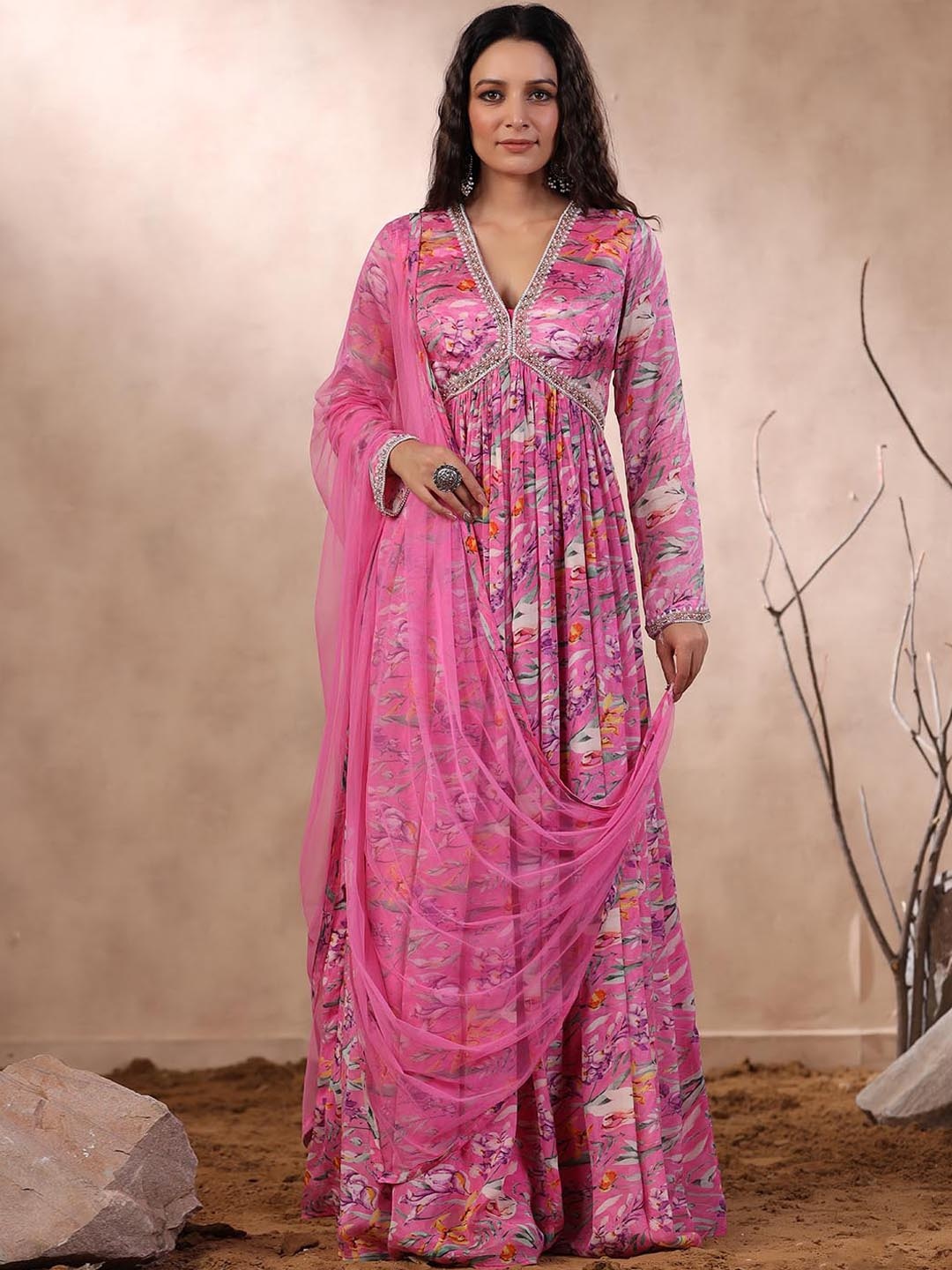 

Meena Bazaar Women Floral Printed Thread Work Kurta, Pink
