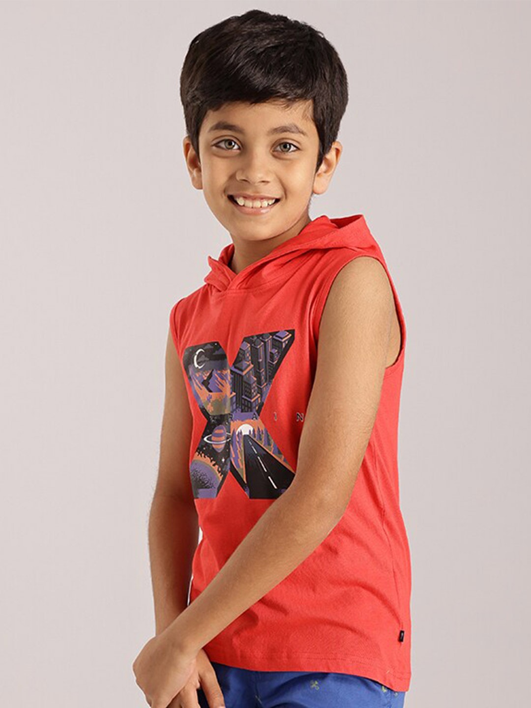 

Indian Terrain Boys Graphic Printed Hooded Pure Cotton T-shirt, Red