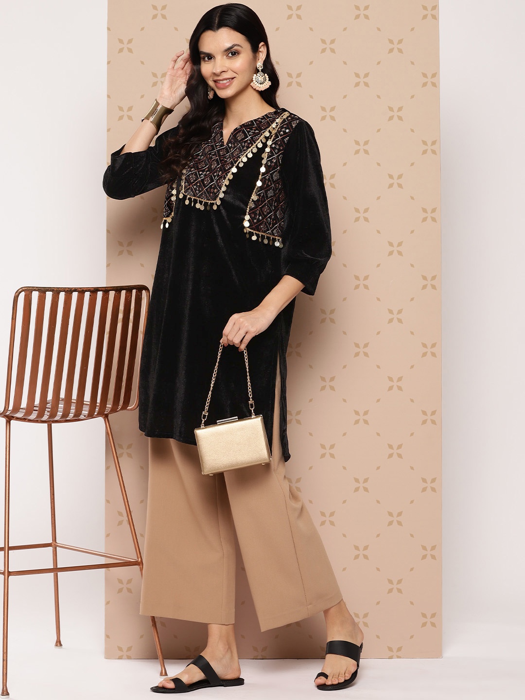 

Sangria Embellished Velvet Gotta Patti Puff Sleeves Kurta, Black