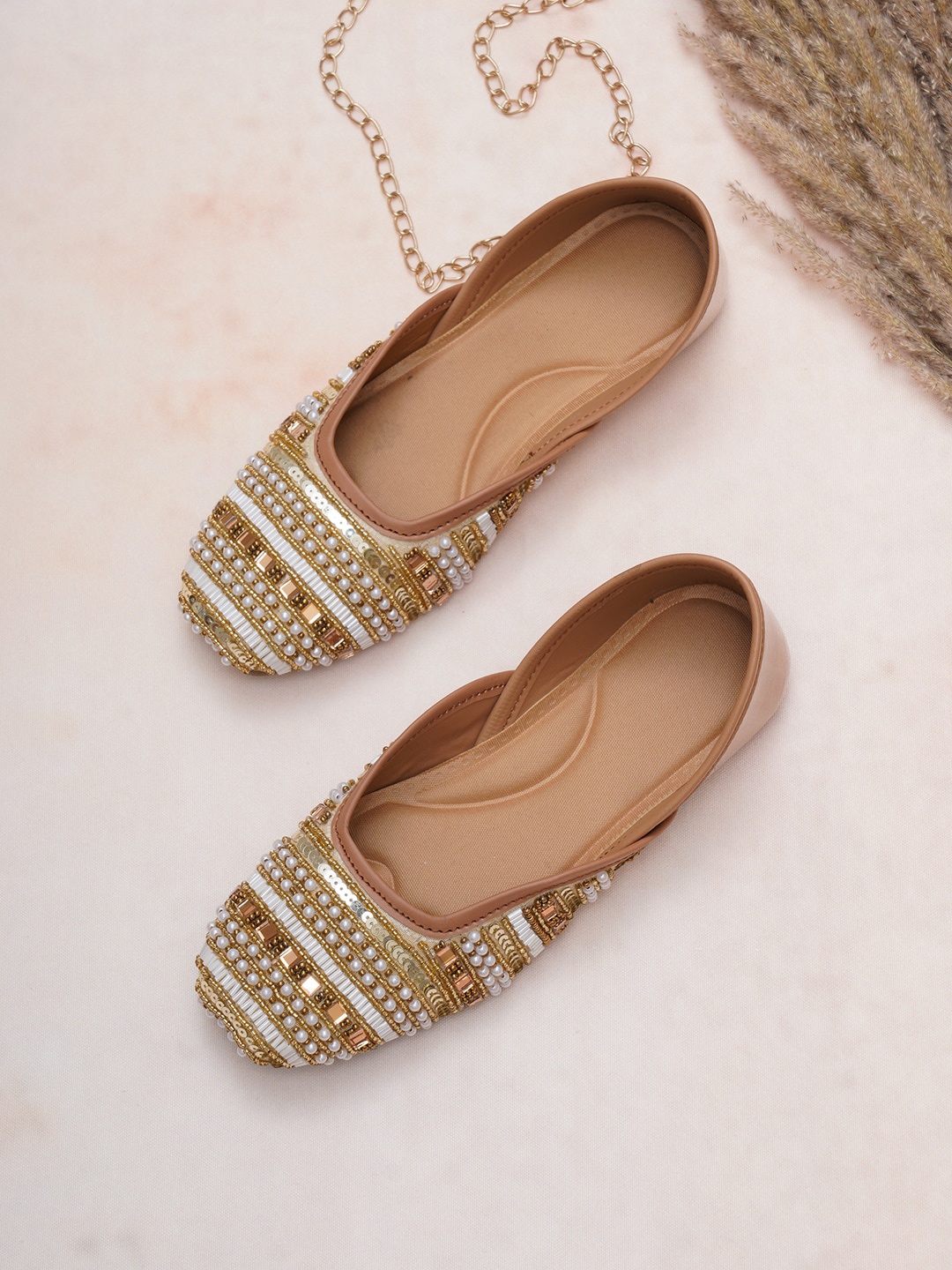 

FABBHUE Embellished Ethnic Mojaris, Gold