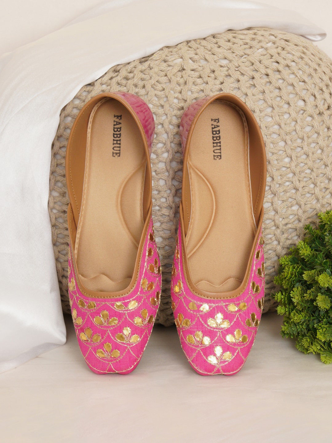 

FABBHUE Embroidered Ethnic Mojaris, Fuchsia