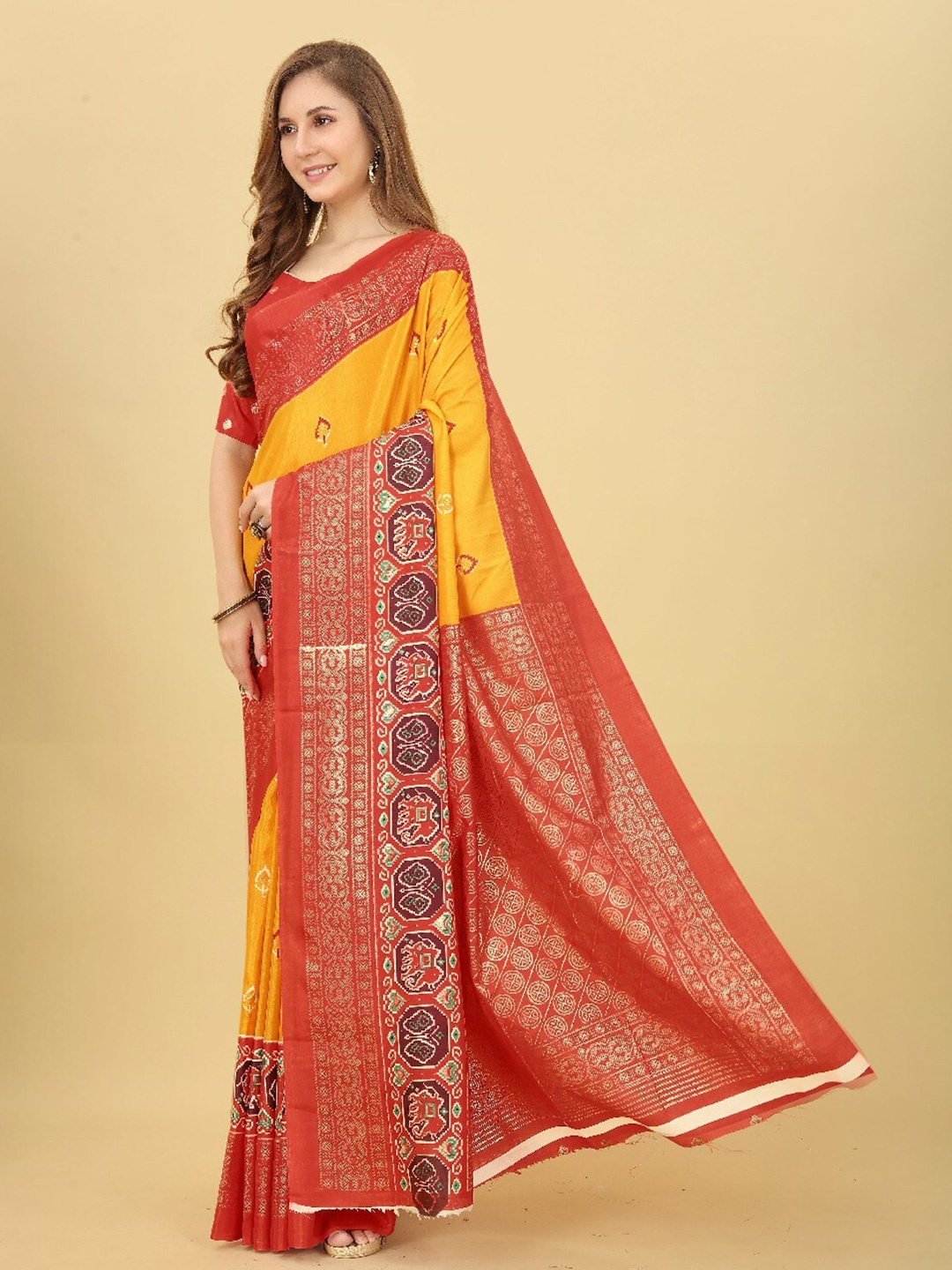 

VILLAGIUS Ethnic Motifs Woven Design Zari Mysore Silk Saree, Gold