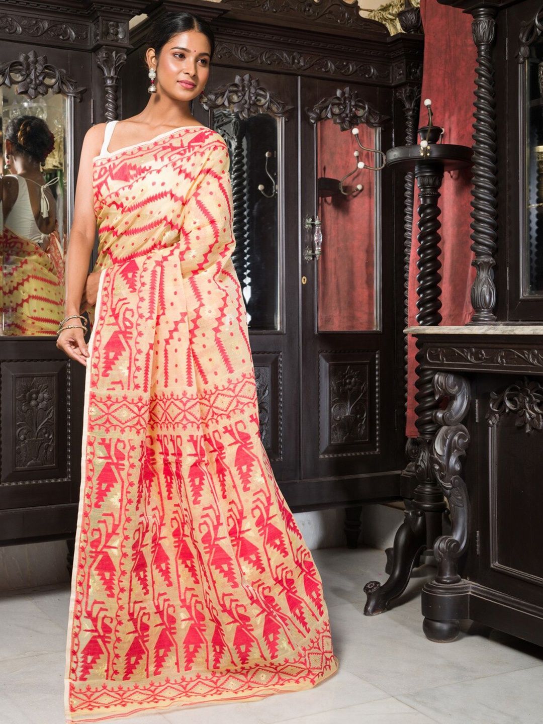 

HERE&NOW Cream-Coloured & Red Woven Design Jamdani Saree