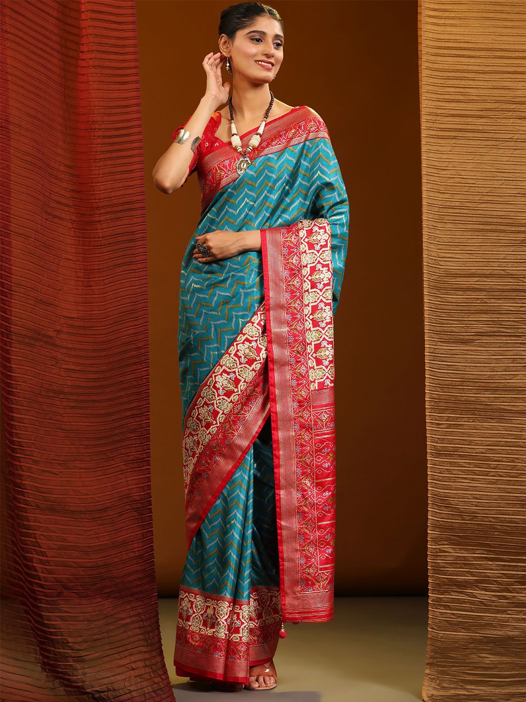 

Phenav Ethnic Motifs Woven Design Zari Saree, Blue