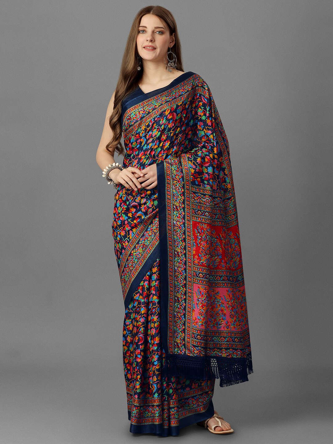 

GORGONE Floral Printed Silk Blend Saree, Navy blue