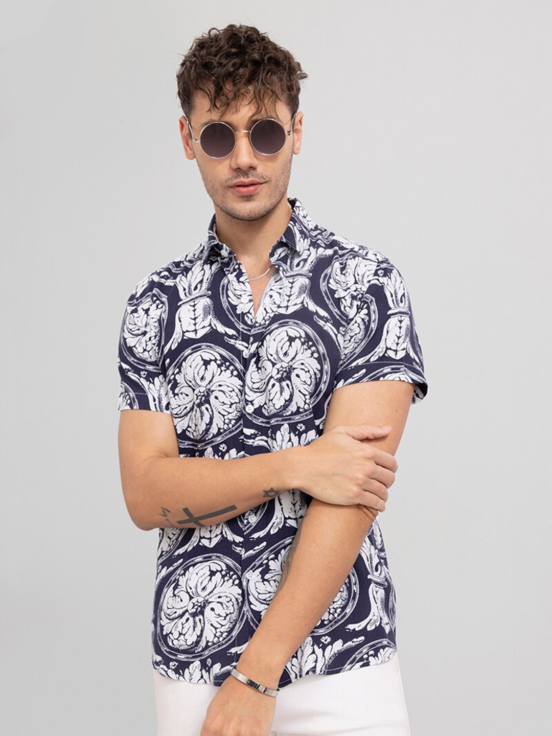 

Snitch Navy Blue Classic Slim Fit Floral Printed Casual Shirt