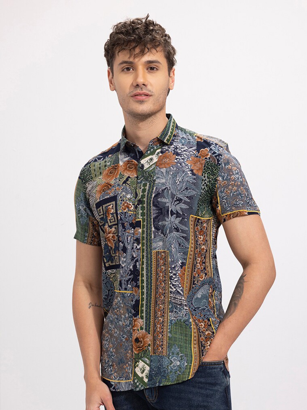 

Snitch Orange Classic Slim Fit Floral Printed Casual Shirt