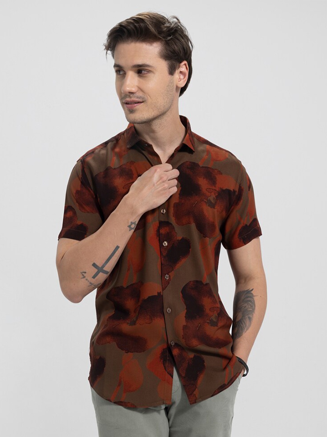 

Snitch Brown & Maroon Classic Slim Fit Printed Spread Collar Casual Shirt