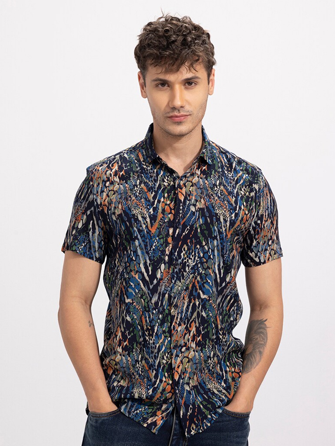 

Snitch Blue & Orange Classic Slim Fit Abstract Printed Casual Shirt