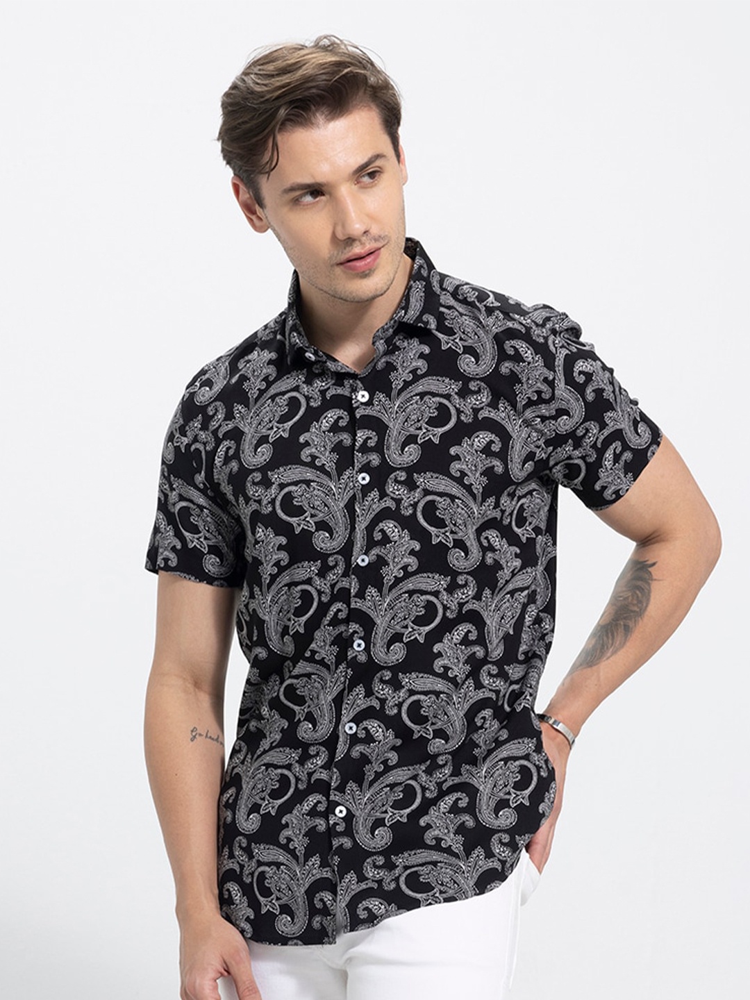 

Snitch Classic Black Slim Fit Floral Printed Casual Shirt
