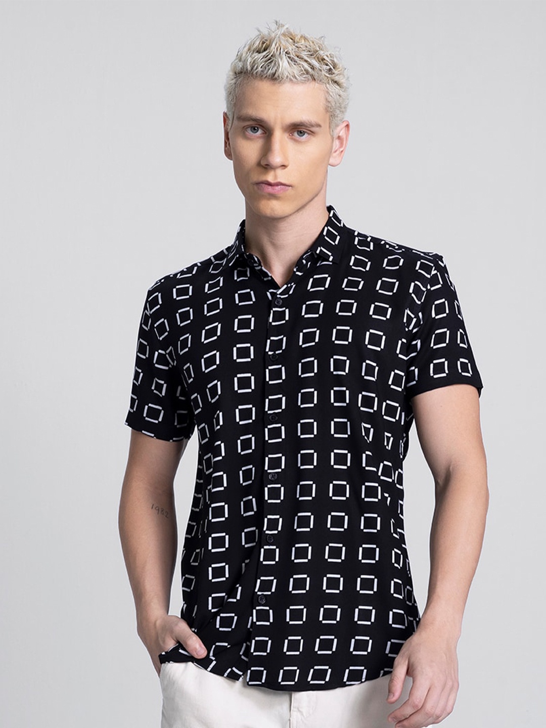 

Snitch Black Classic Slim Fit Geometric Printed Casual Shirt