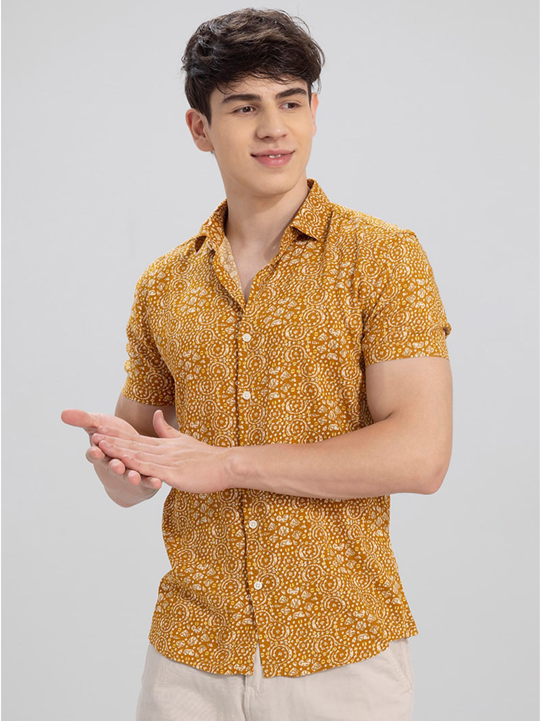

Snitch Mustard And White Classic Geometric Printed Casual Shirt