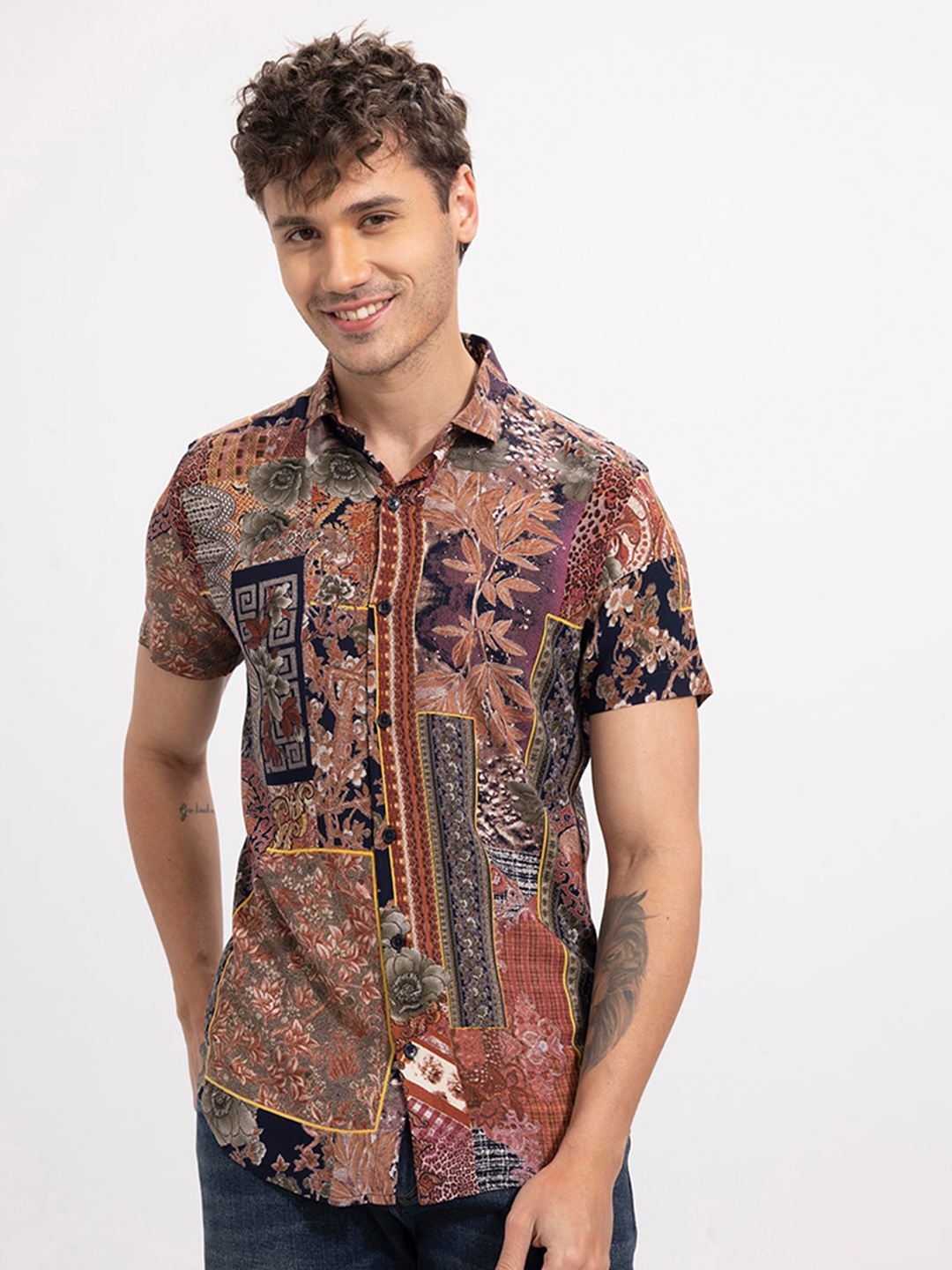 

Snitch Red Classic Slim Fit Floral Printed Casual Shirt