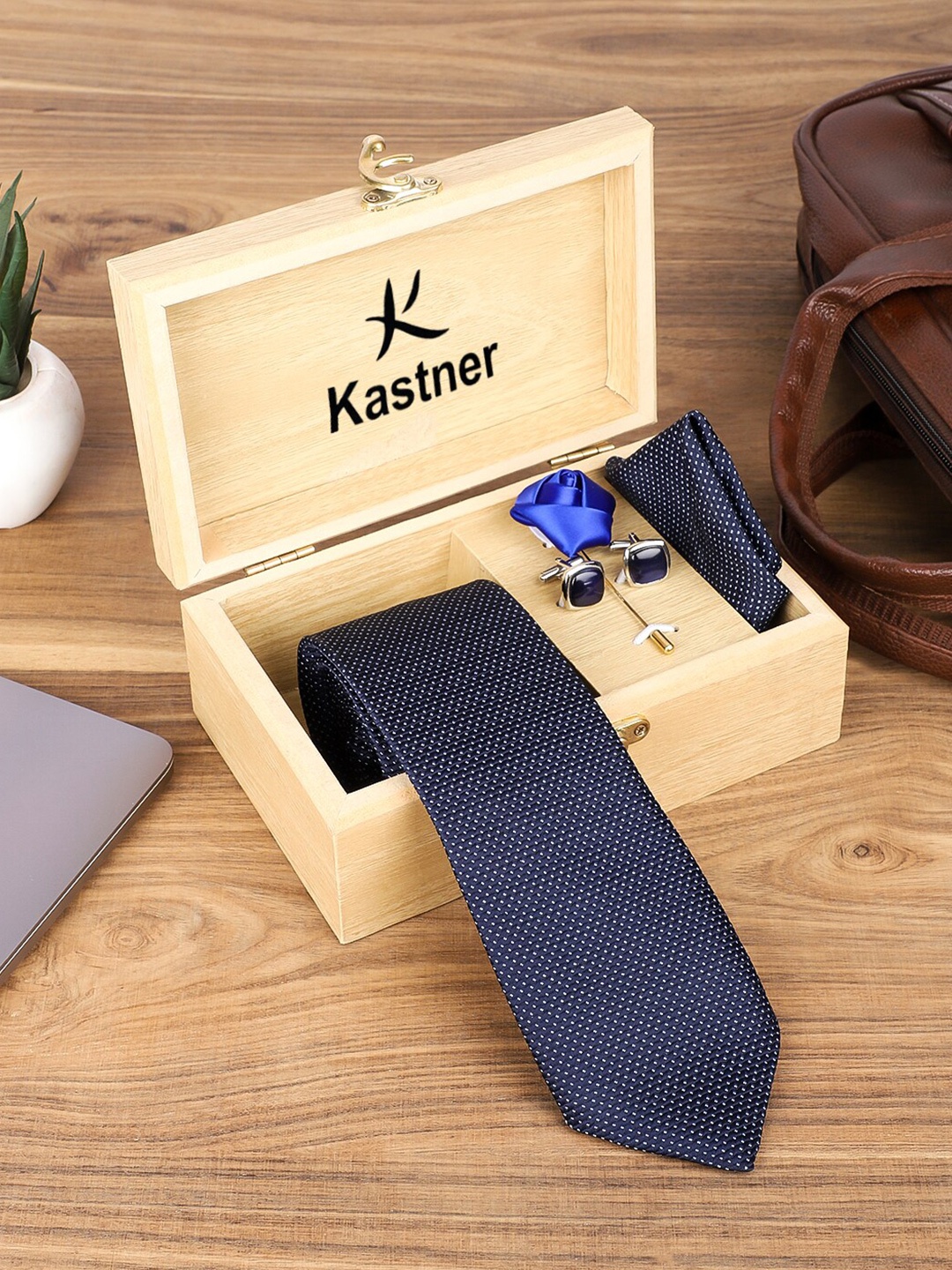

Kastner Men Set Of 4 Geometric Printed Tie With Cufflinks Tiepin Brooch & Pocket Square, Navy blue