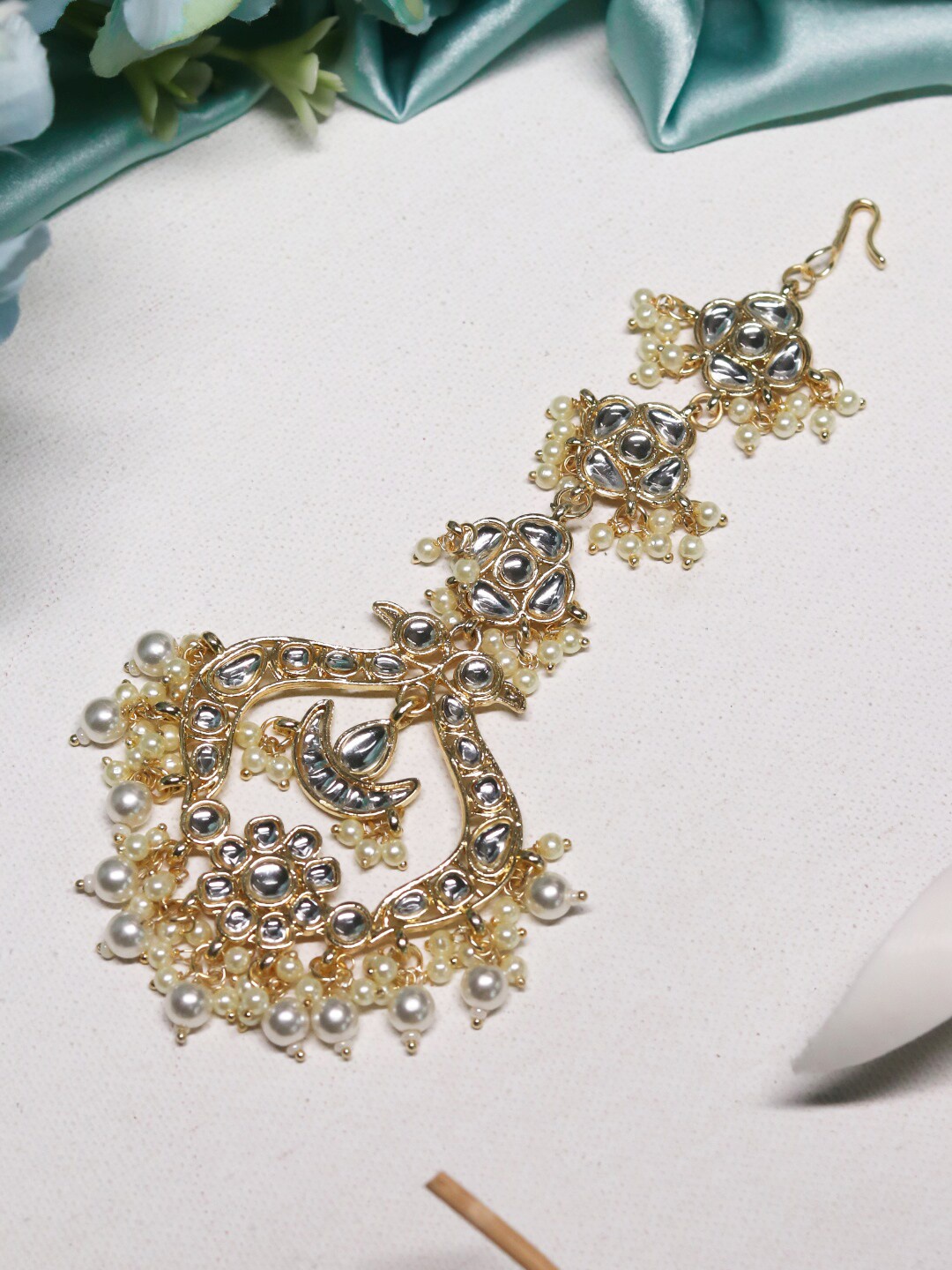 

Ishhaara Gold Plated Kundan Maang Tikka With Beads