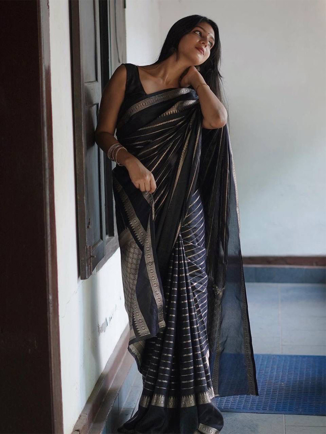 

TIEXA Woven Design Zari Pure Silk Banarasi Saree, Black