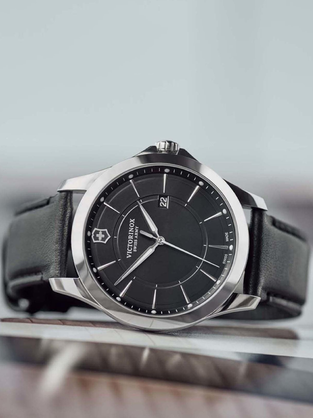 

Victorinox Men Leather Straps Analogue Watch 241904, Black