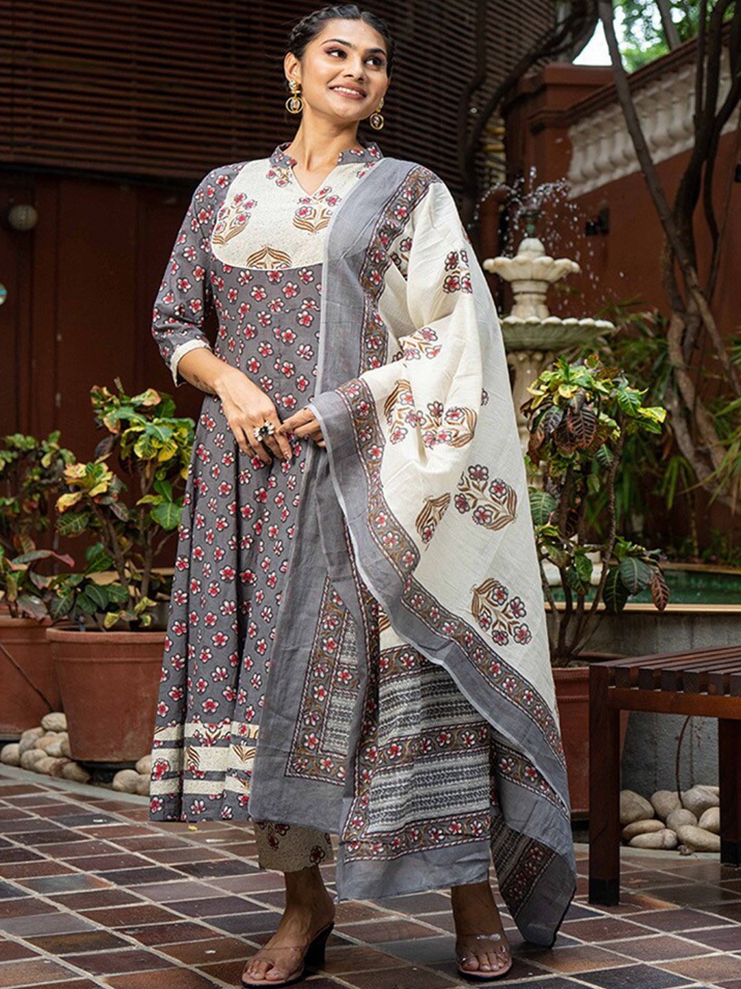 

WEAVLLITE Ethnic Motifs Printed Empire Pure Cotton Kurta With Trousers & With Dupatta, Grey