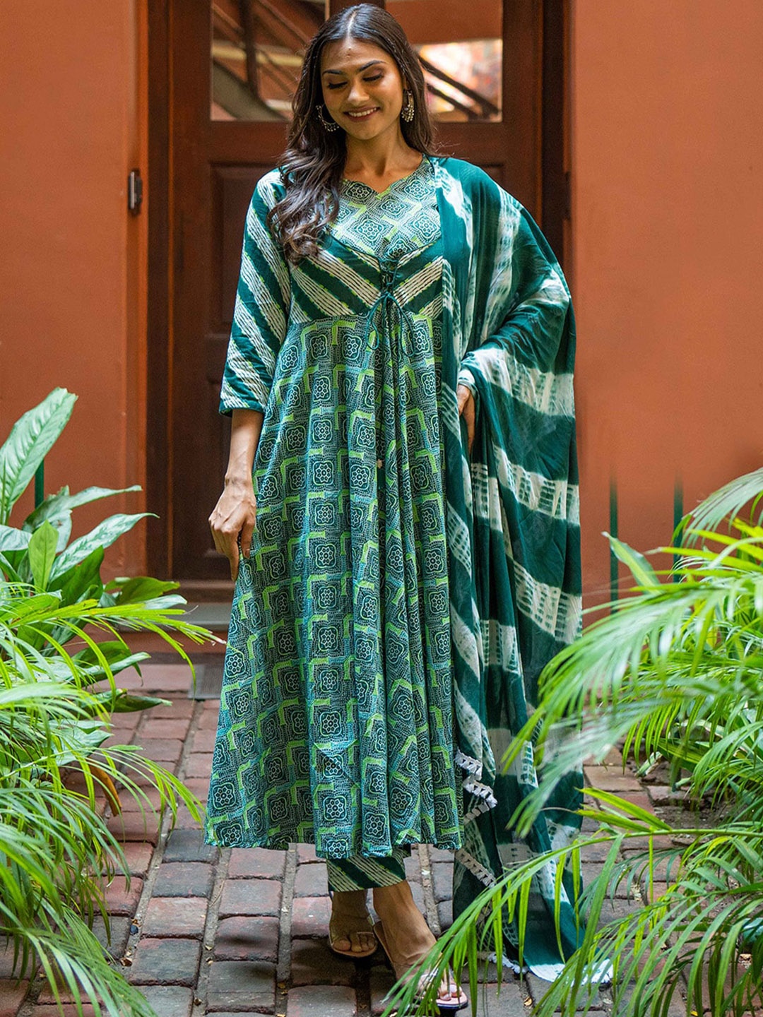 

WEAVLLITE Ethnic Motifs Printed Empire Pure Cotton Kurta With Trousers & With Dupatta, Green