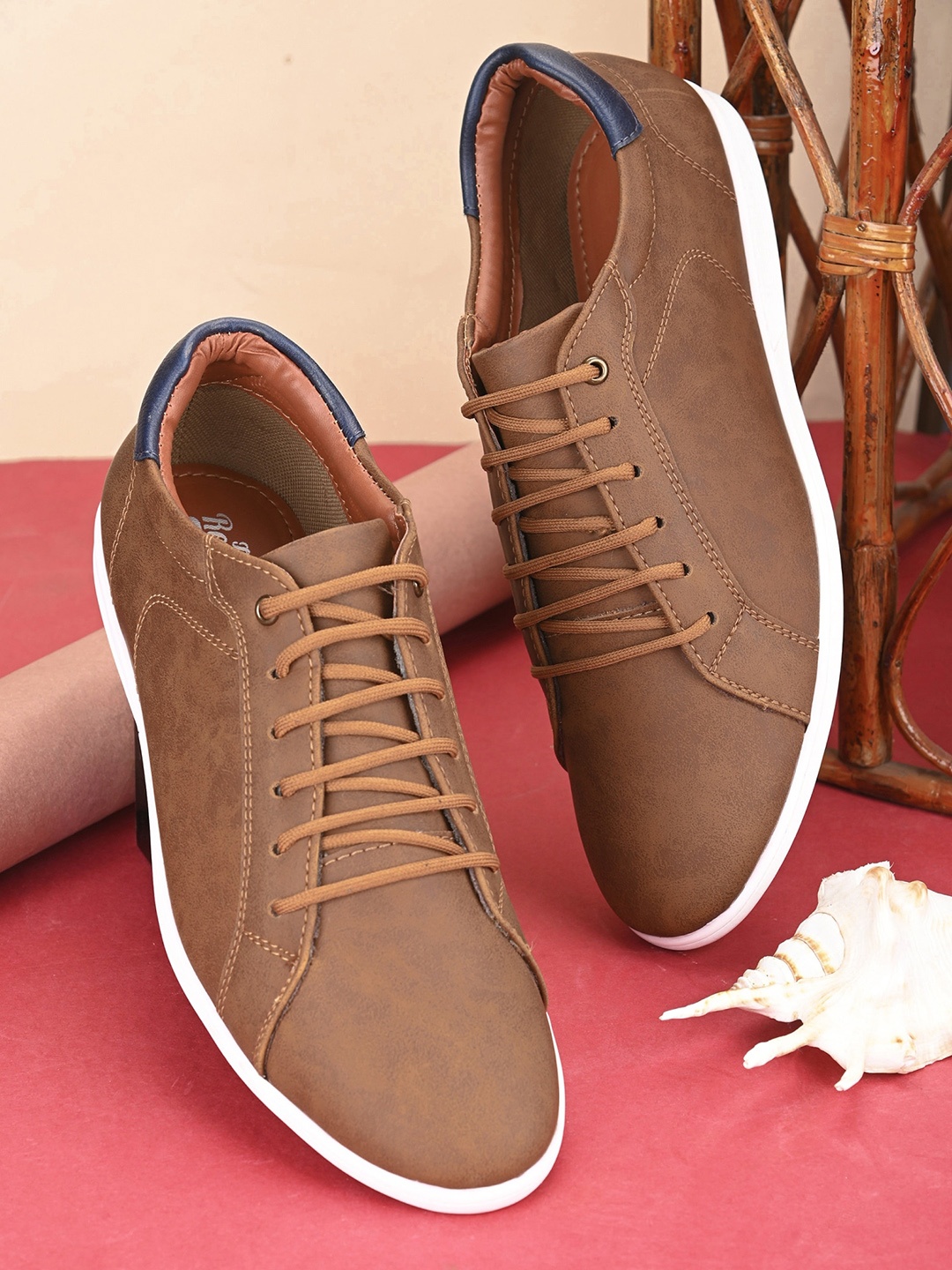 

Roadster Men Tan Brown & White Lightweight Comfort Insole Contrast Sole Sneakers
