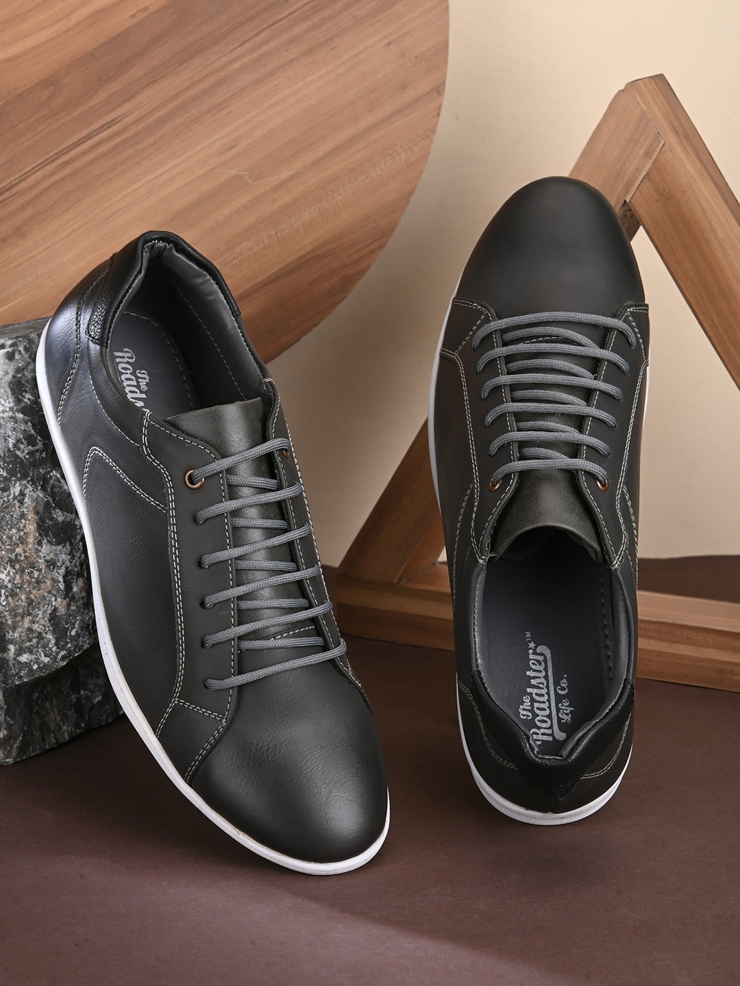 

Roadster Men Grey & White Lightweight Comfort Insole Basics Sneakers