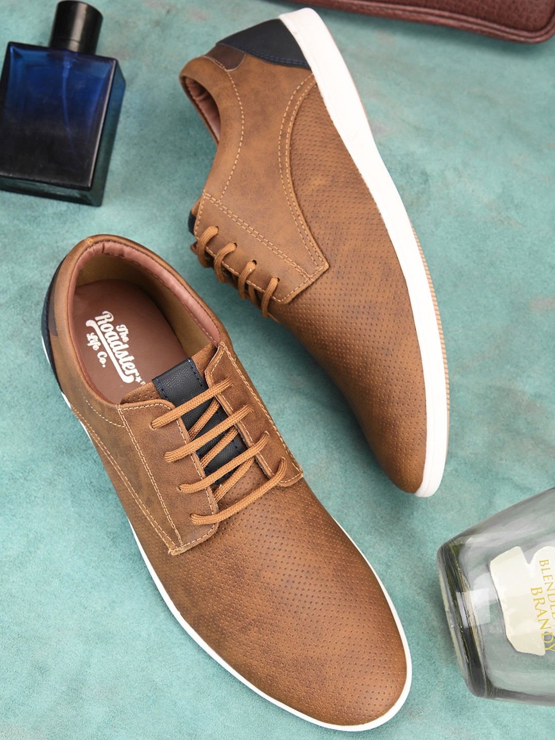 

Roadster Men Tan Brown & White Lightweight Comfort Insole Contrast Sole Sneakers