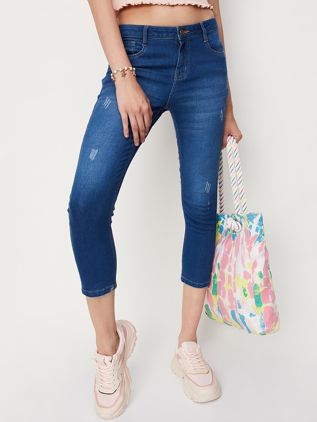 

max Women Mildly Distressed Light Fade Jeans, Blue