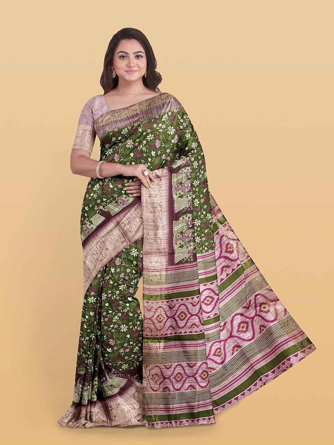 

Kalamandir Floral Printed Saree With Blouse Piece, Green