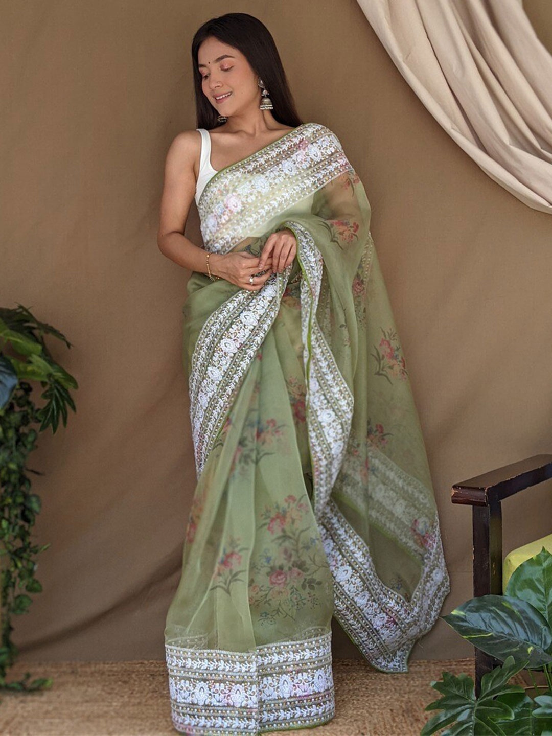 

Atulyam Tex World Floral Embroidered Organza Saree, Green
