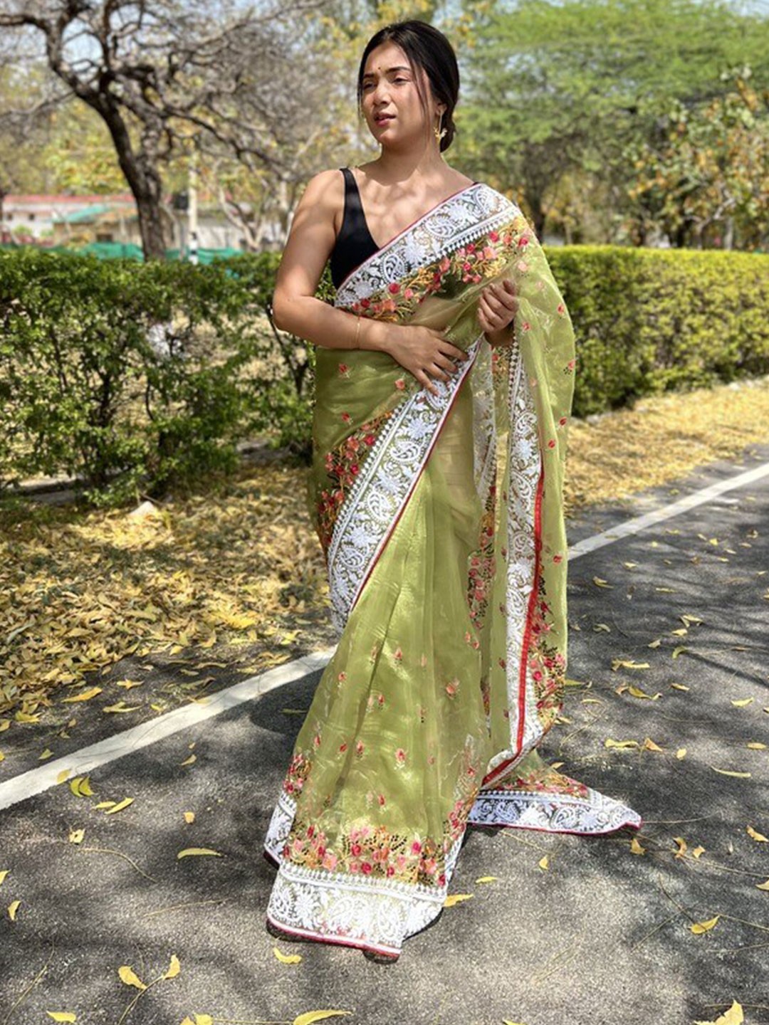 

Atulyam Tex World Floral Embroidered Organza Saree, Green
