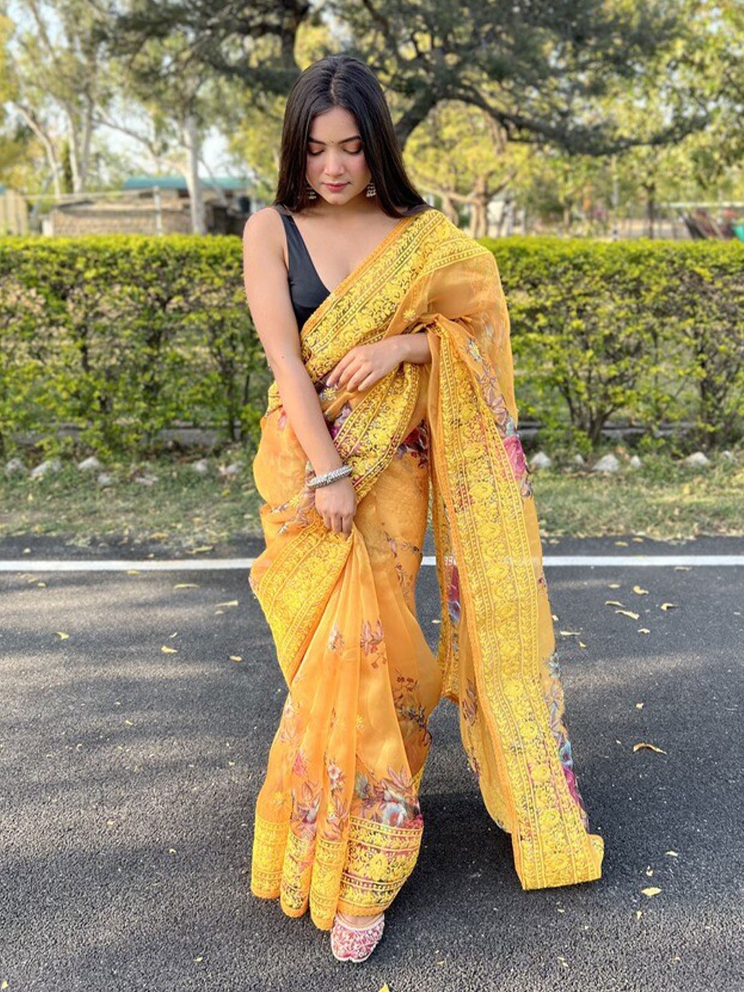 

Atulyam Tex World Floral Printed Embroidered Organza Saree, Yellow