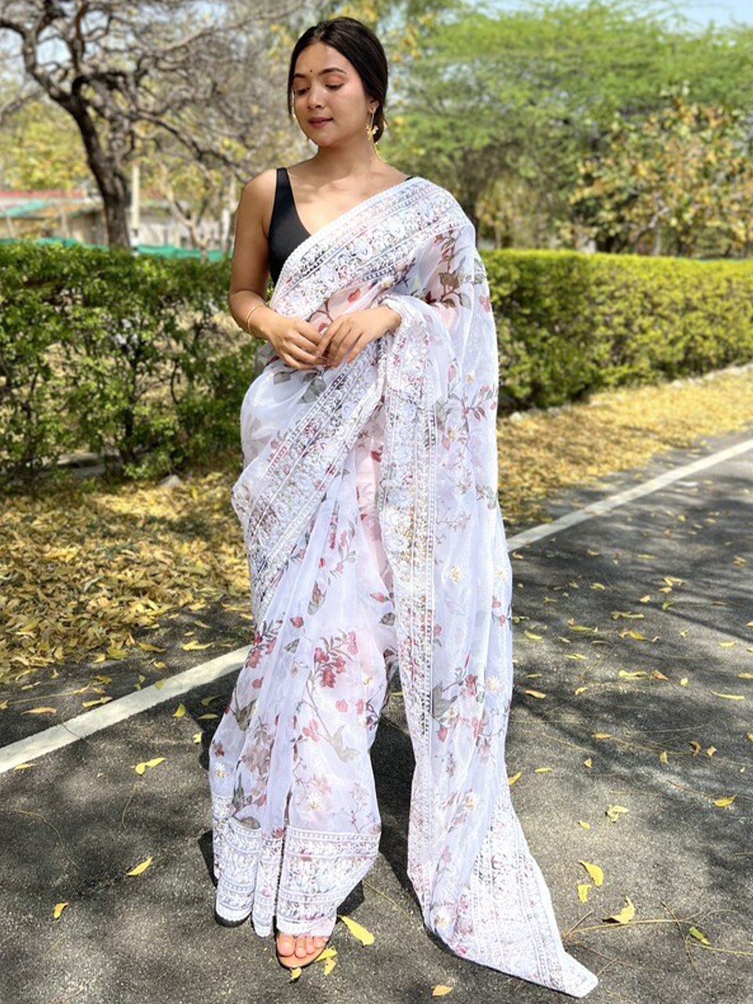 

Atulyam Tex World Floral Printed Embroidered Organza Saree, White