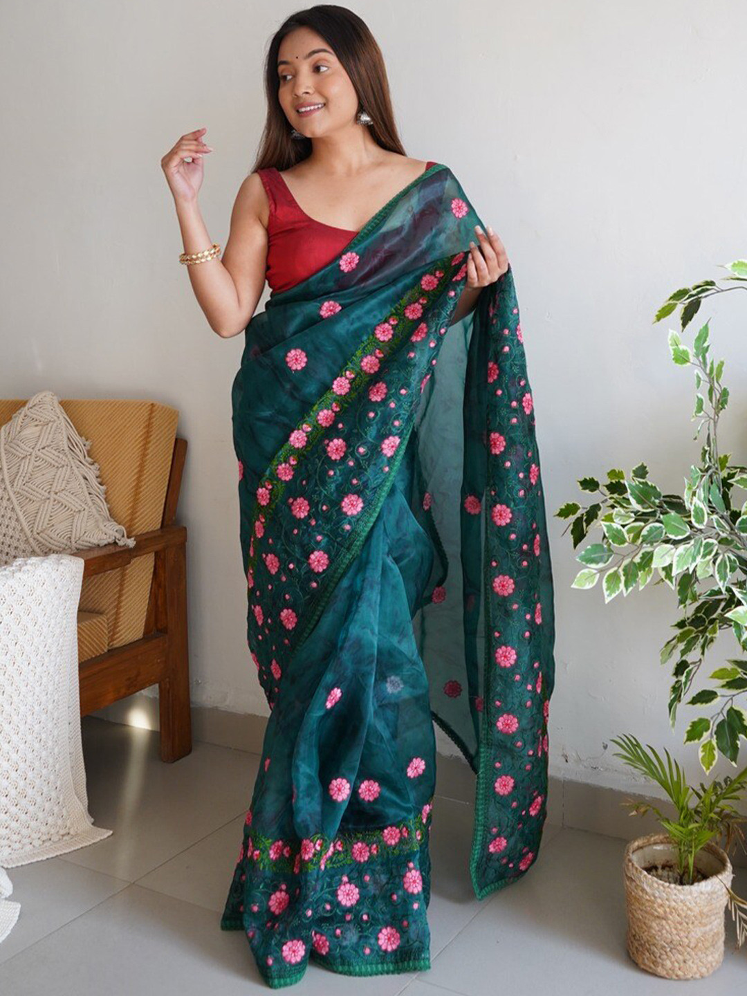 

Atulyam Tex World Floral Embroidered Organza Saree, Green