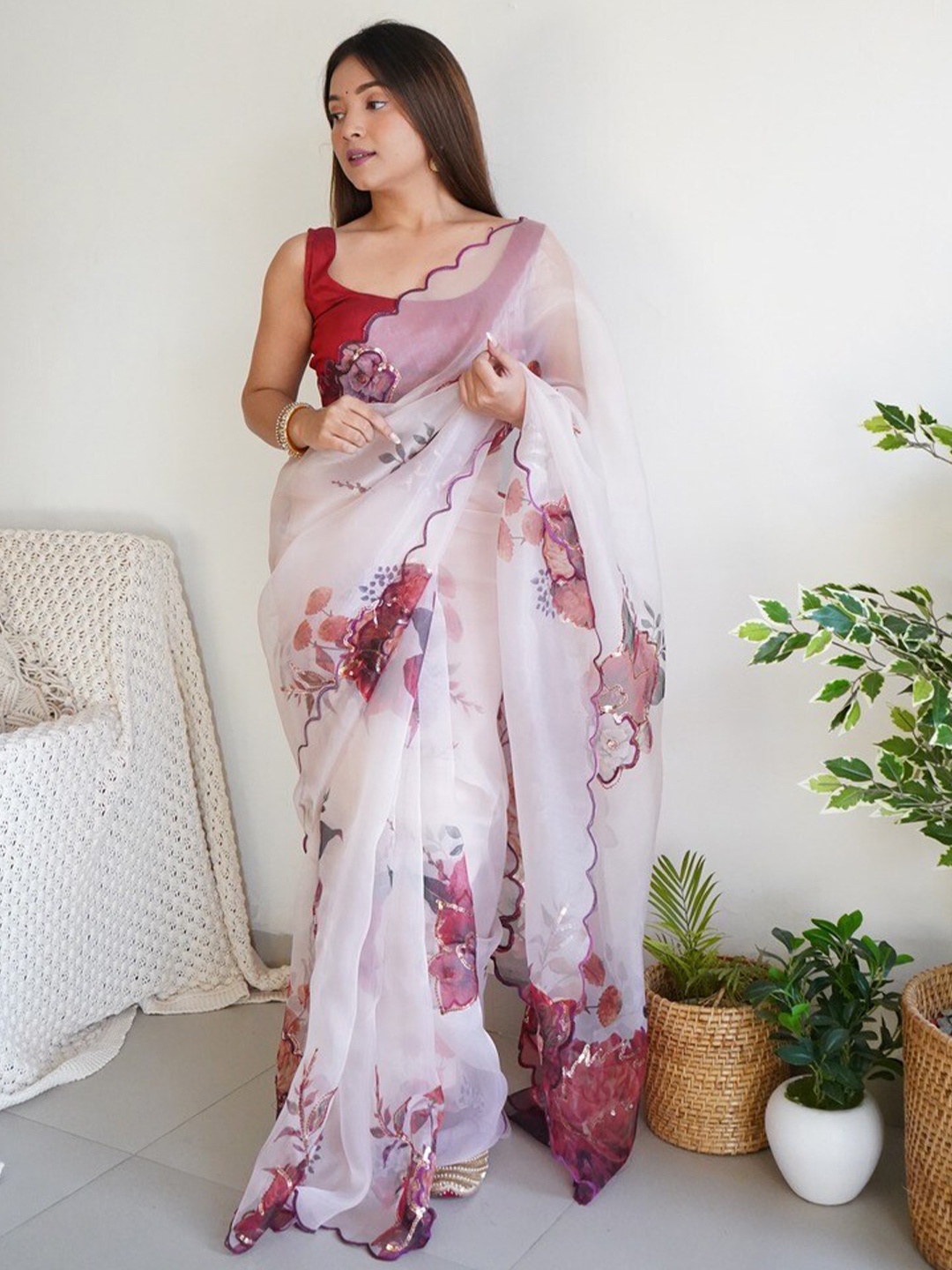 

Atulyam Tex World Floral Embellished Sequinned Organza Saree, White