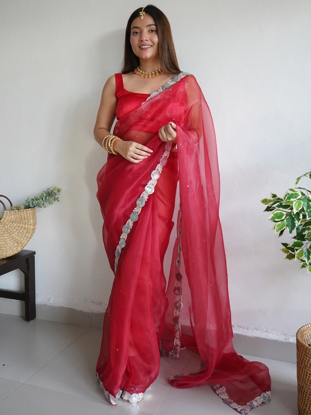 

Atulyam Tex World Embellished Sequinned Organza Saree, Red