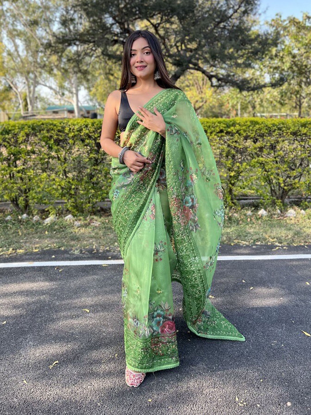 

Atulyam Tex World Floral Embroidered Organza Saree, Green